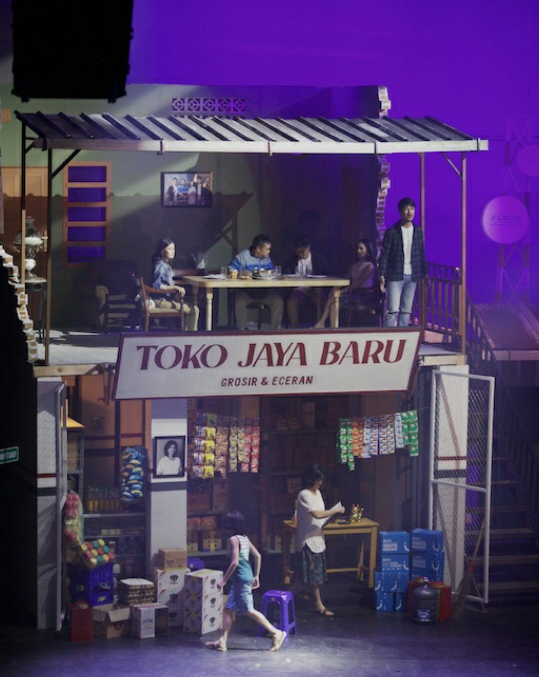Teater Musikal Cek Toko Sebelah Undang Tangis, Tawa Hingga Decak Kagum Penonton