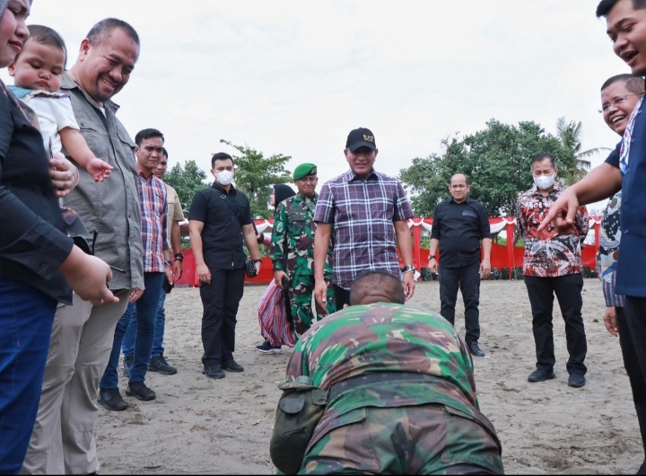 Edy Rahmayadi Pakaikan Baret kepada Putranya Taruna TNI Gilang Prasetya