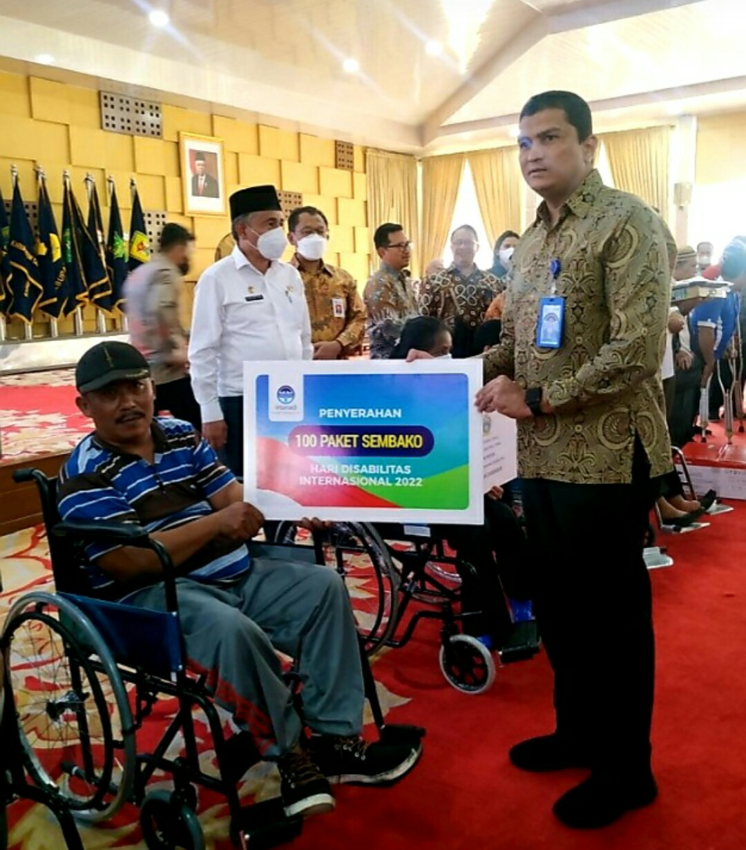 Dirut Perumda TirtanadiÂ Kabir Bedi Berikan 100 Paket Sembako Memperingati Hari Disabilitas