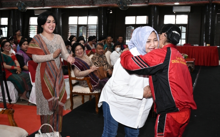 Peringatan Hari Ibu di Taput, Nawal Lubis Beri Bantuan ke Lansia dan Anak-anak Stunting
