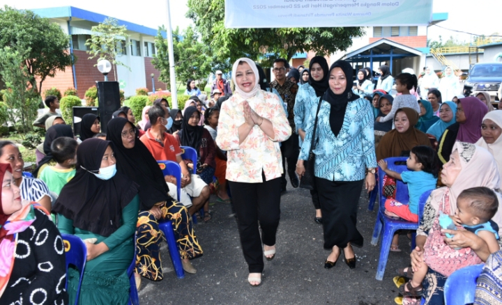 Peringati Hari Ibu, Nawal Lubis Serahkan Bantuan Sosial Kepada Masyarakat Sekitar IPA Delitua