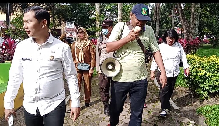 Cegah Pungli, Lurah Teladan Barat Bersama Babinkamtibmas Lakukan Sosialisasi di Taman Teladan