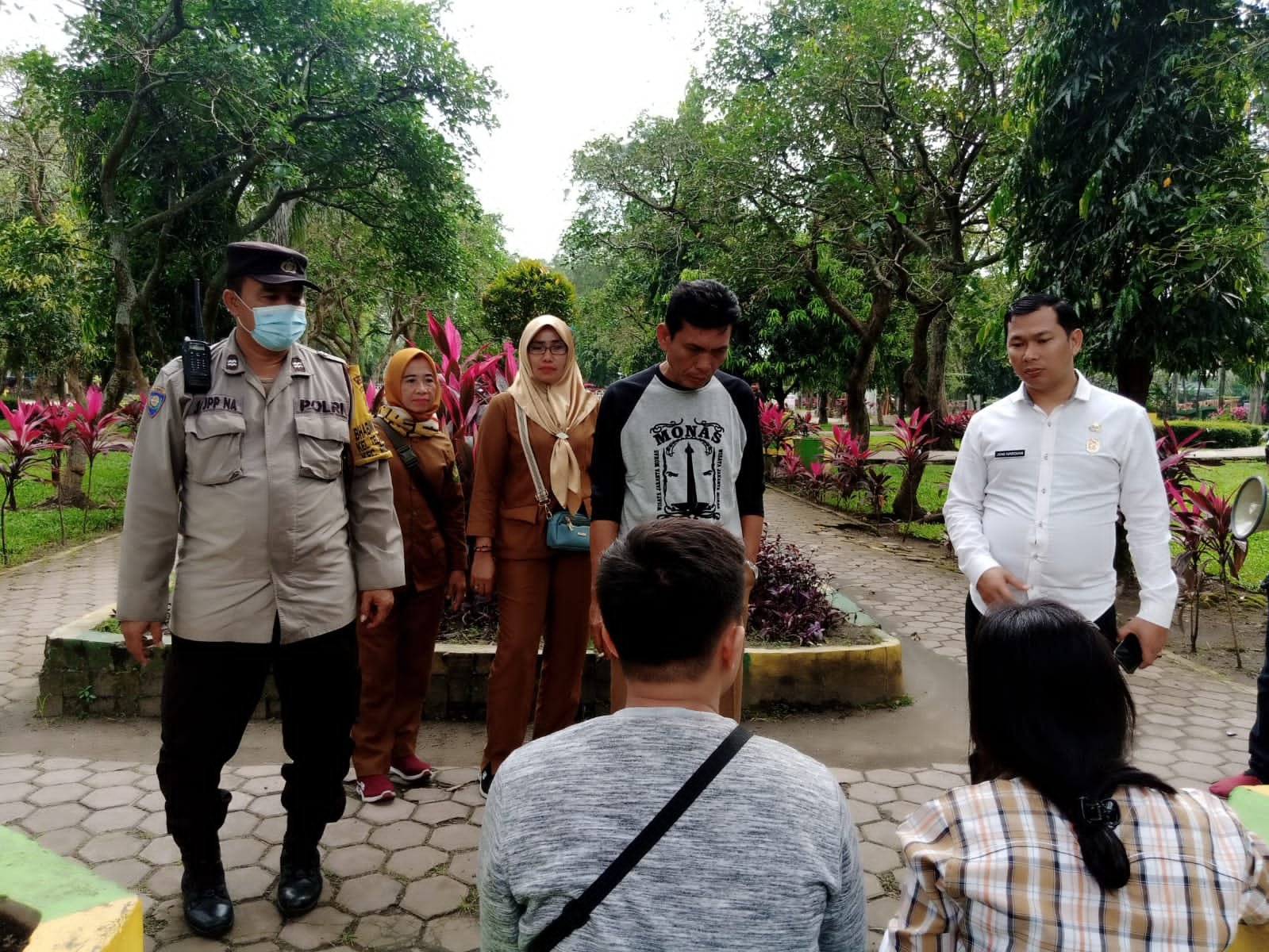 Cegah Pungli, Lurah Teladan Barat Bersama Babinkamtibmas Lakukan Sosialisasi di Taman Teladan