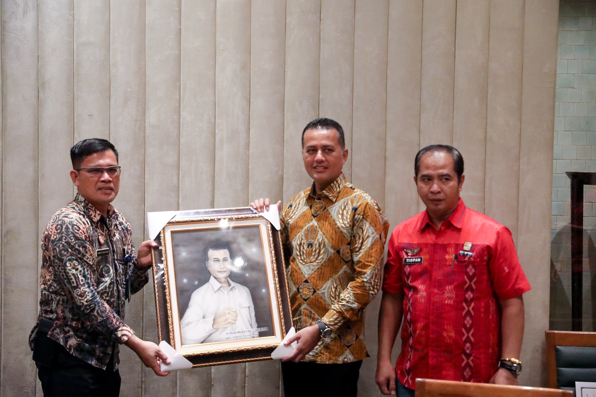 Musa Rajekshah Terima Lukisan dari Warga Binaan