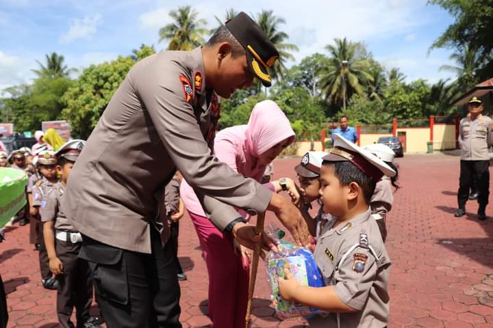 KAPOLRES MADINA dan PARA PJU TERIMA KUNJUNGAN EDUKASI TK KEMALA BHAYANGKARI 14