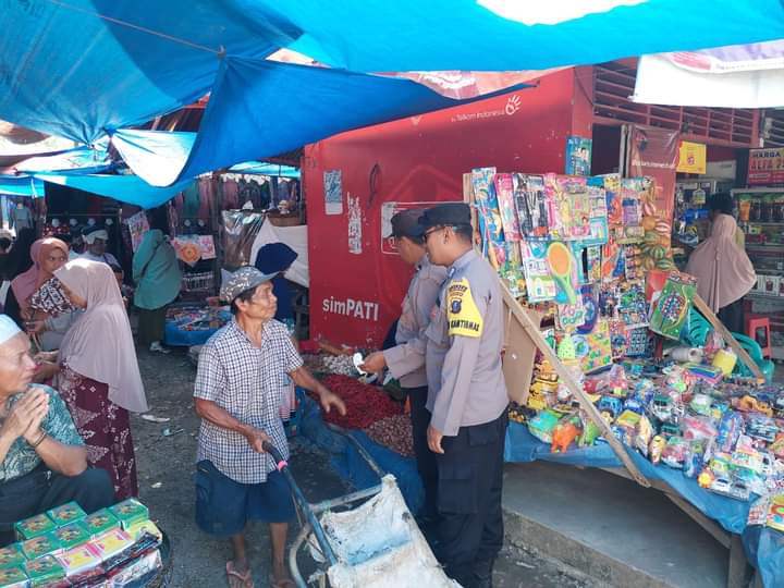 JAGA KAMTIBMAS AMAN KONDUSIF, BRIPKA PARLAUNGAN SAMBANGI PENGUNJUNG PASAR