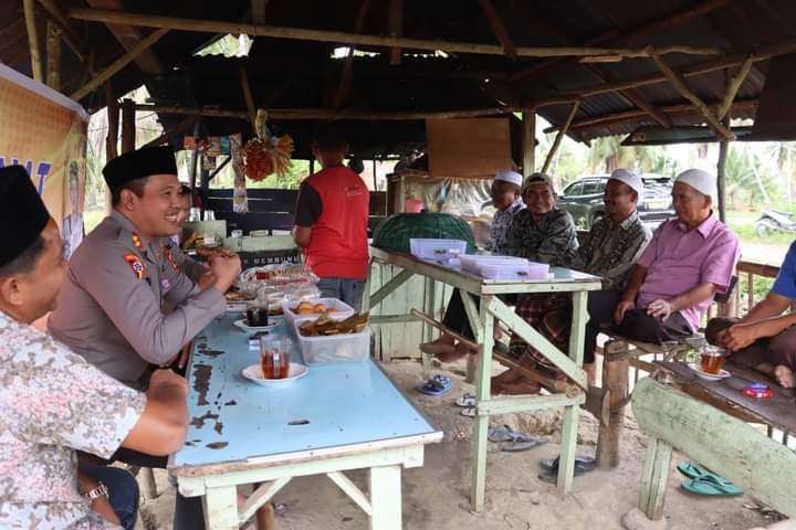 JUMâ€™AT CURHAT KALI INI, KAPOLRES MADINA BERKUNJUNG KE DESA PAGARAN TONGAN