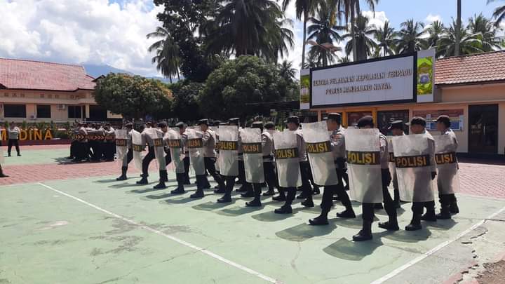 PERSIAPAN SAMBUT PEMILU TAHUN 2024 PERSONIL GABUNG POLRES MADINA GELAR LATIHAN PENGENDALIAN MASSA