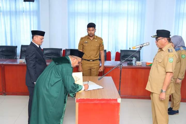 Bupati Madina Lantik Ali Mutiara Rangkuti dan Irwan Daulay sebagai Staf Khusus