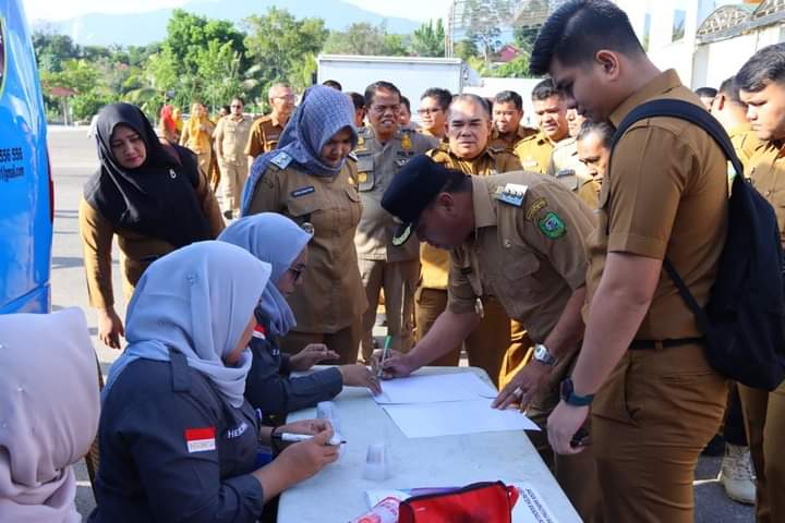 Bupati, Wabup, dan Jajaran OPD Pemkab Madina Lakukan Tes Urin saat Apel Pagi