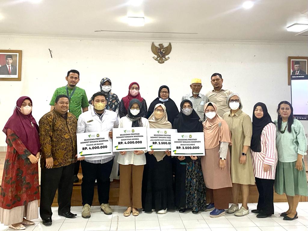 DD Waspada Serahkan Bantuan Beasiswa Prestasi Untuk Mahasiswa FKG USU