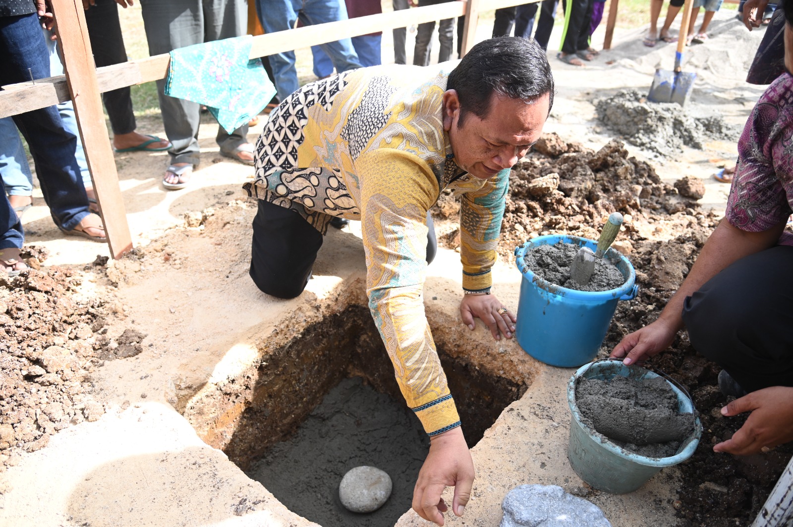 Walikota Padang Sidempuan Irsan Efendi Nasution, SH, MM Letakkan Batu Pertama Pembangunan Masjid Abdullah Bin Zaid