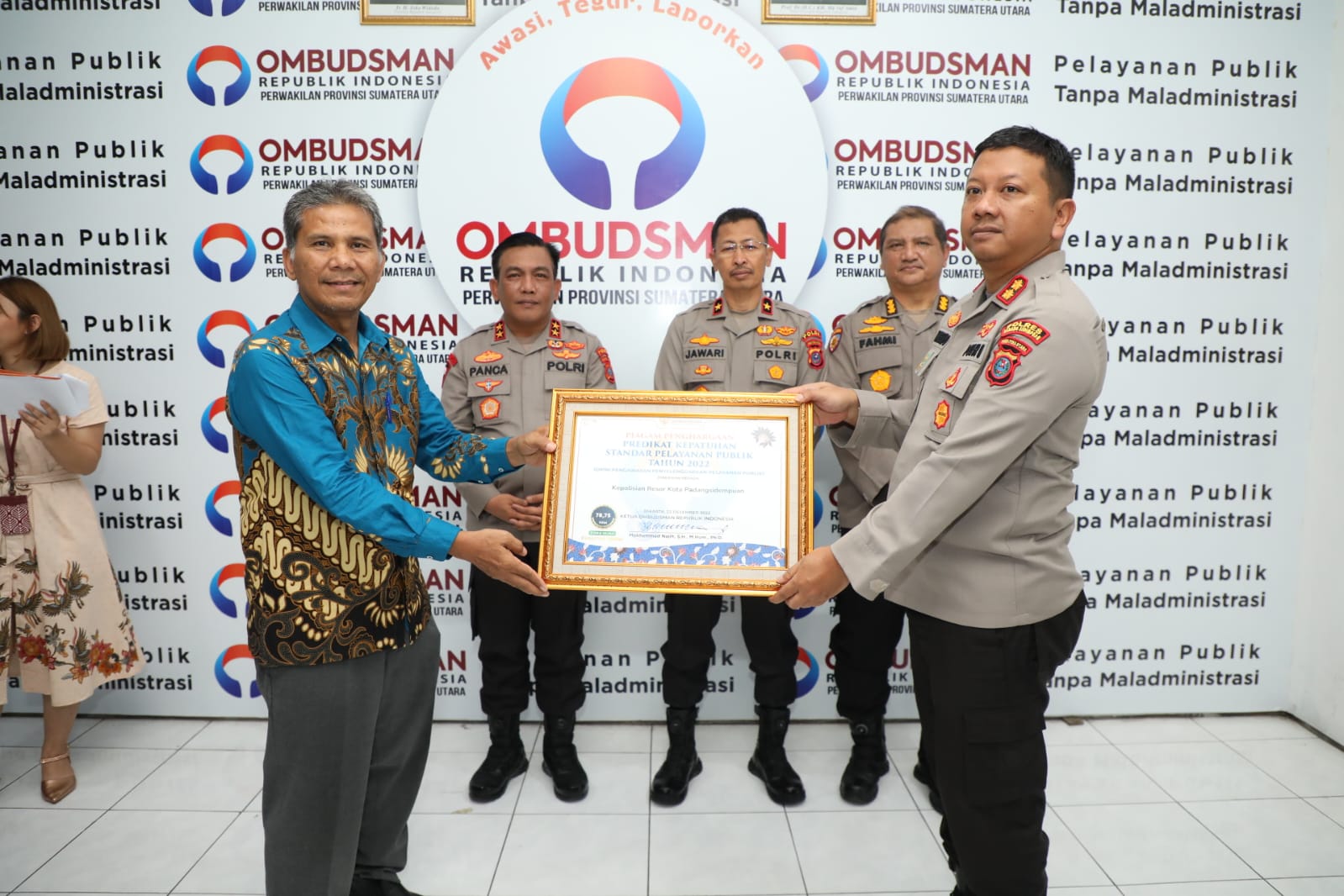 Kapolres Padangsidimpuan Menerima Penghargaan Raih Predikat Zona Hijau Pelayanan dari Ombudsman RI