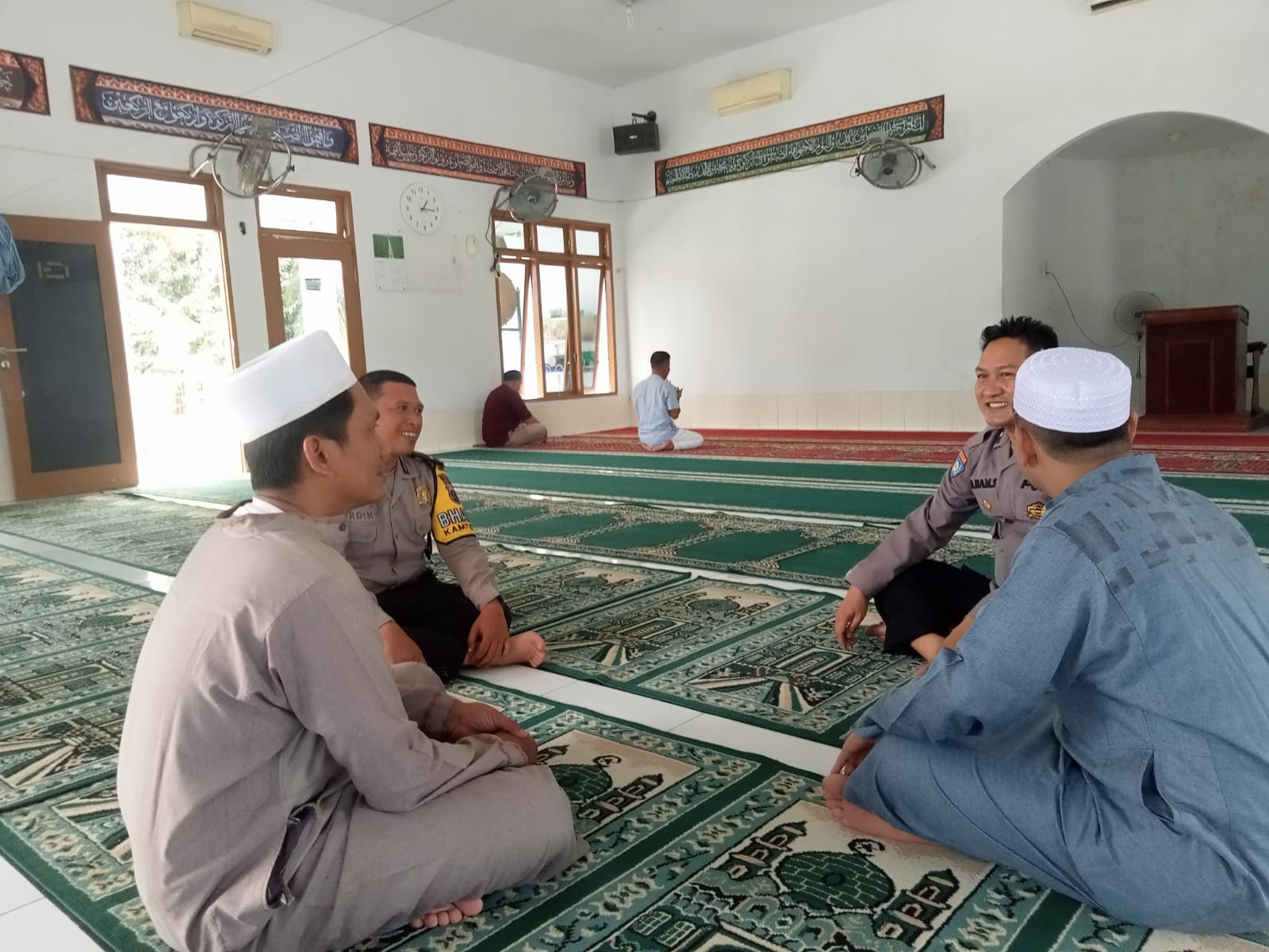 Kanit Reskrim dan Anggota Polsek Pulau Raja Gelar Jumat Cuhat