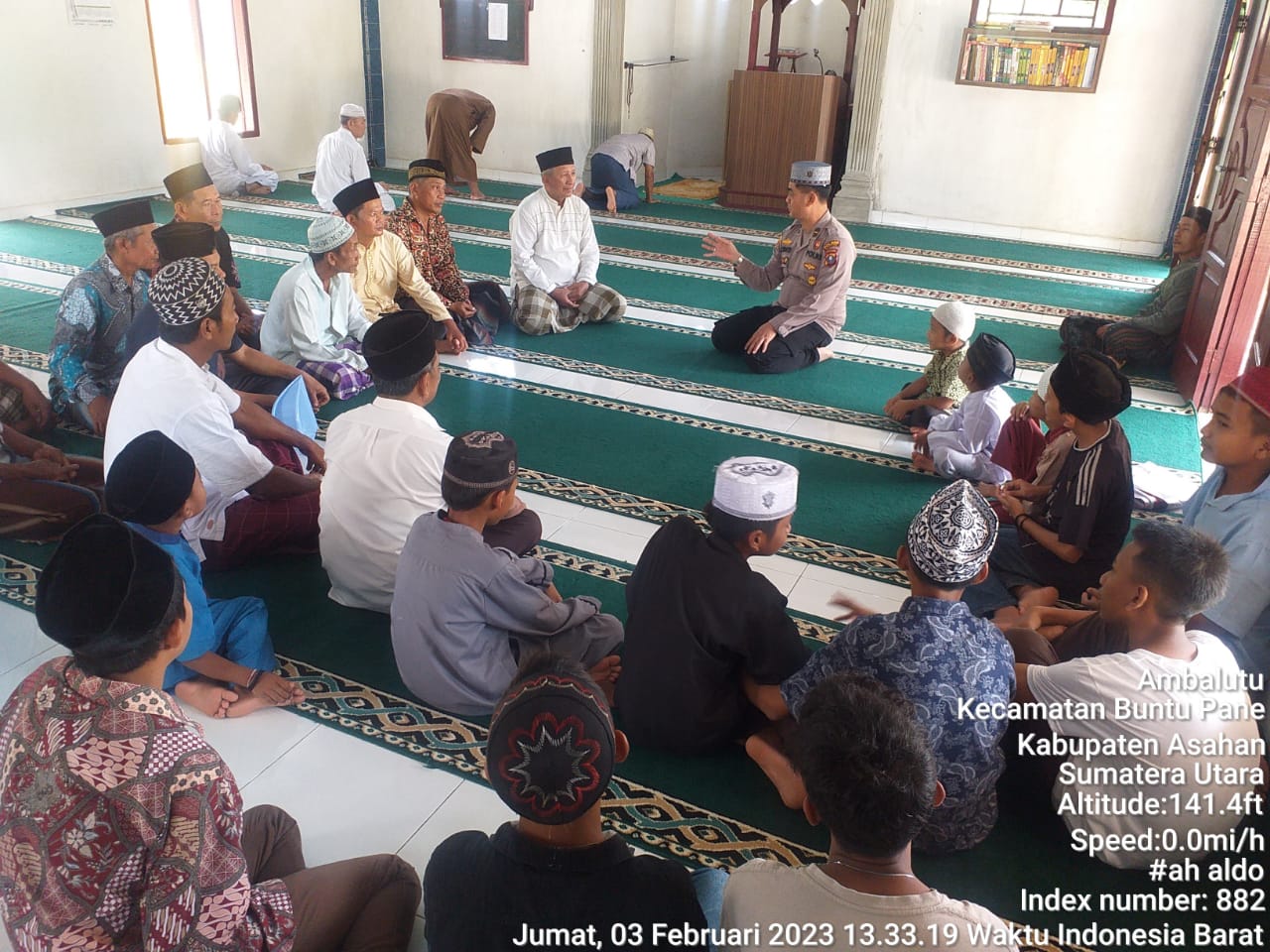 Gelar â€œJumat Curhatâ€ Ipda Erlyanto Sampaikan Pesan-Pesan Kamtibmas