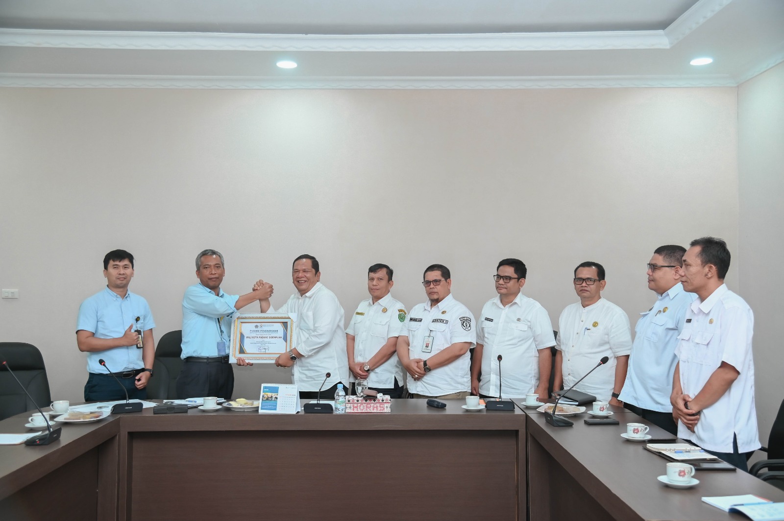 Walikota Padang Sidempuan Irsan Efendi Nasution Terima Piagam Penghargaan dari Kantor Pelayanan Pajak (KPP) Pratama