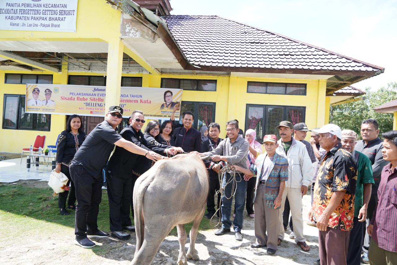 Menanda Tahun Di Delleng Simenoto, Sekda Pakpak Bharat Menyerahkan Satu Ekor Kerbau