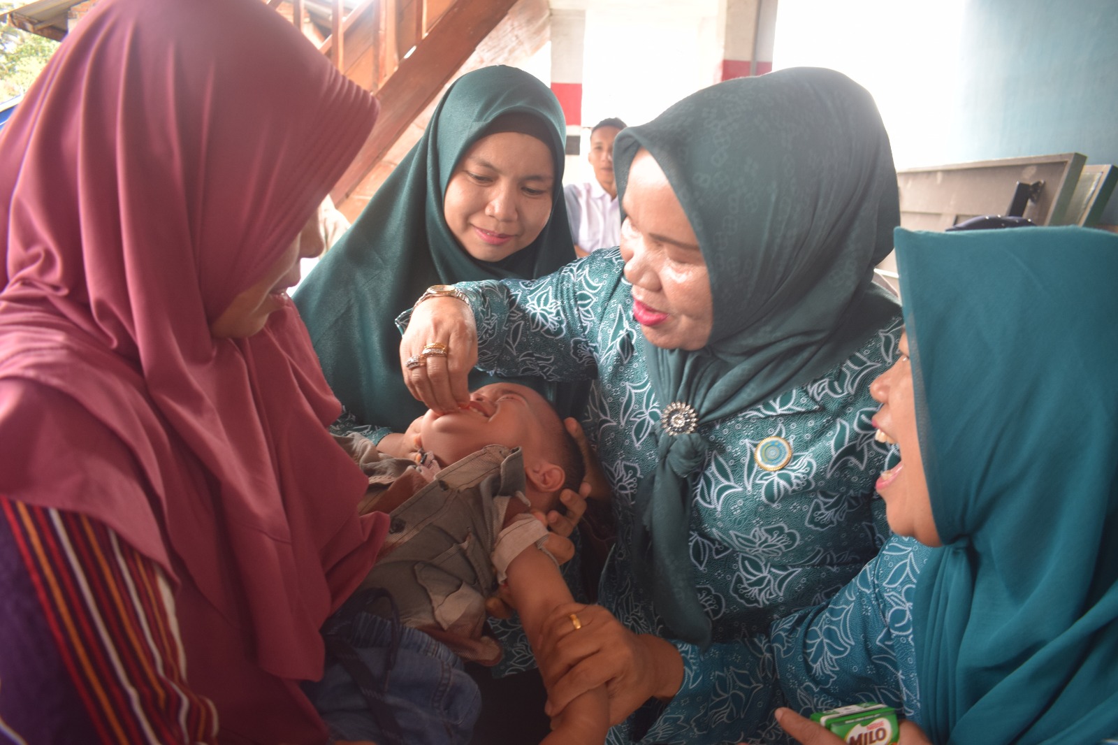 Ny. Derliana Irsan Efendi Nasution SH MM Meninjau Pelayanan Posyandu dan memberikan Vitamin A kepada balita di Posyandu