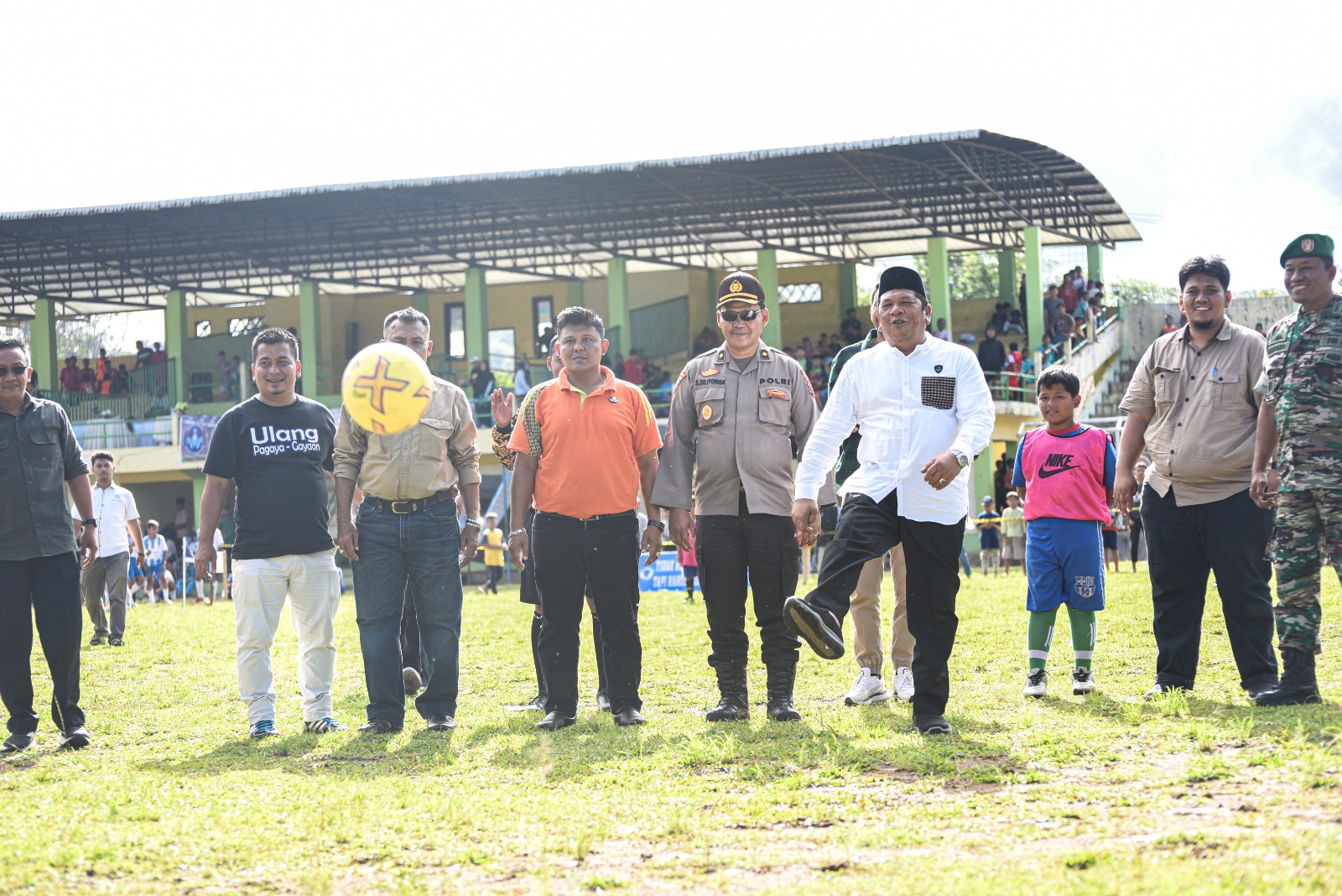 Walikota Irsan Efendi Nasution Tendang Bola Pertama Tanda DimulainyaÂ  Festival sepak bola SSB Sayap Biru Tahun 2023