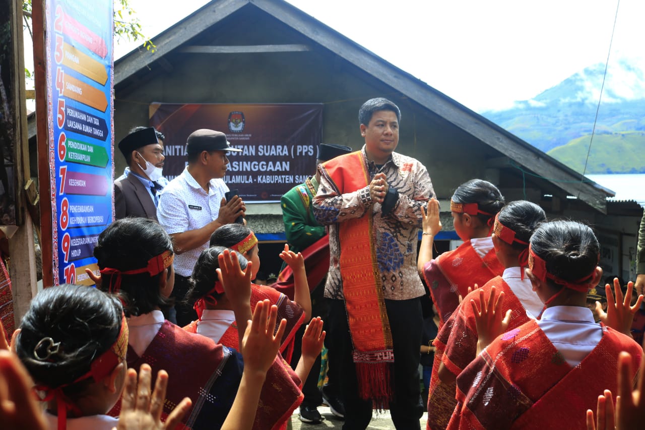 BERKANTOR DI DESA HASINGGAAN, BUPATI SAMOSIR BAWA PELAYANAN GRATIS