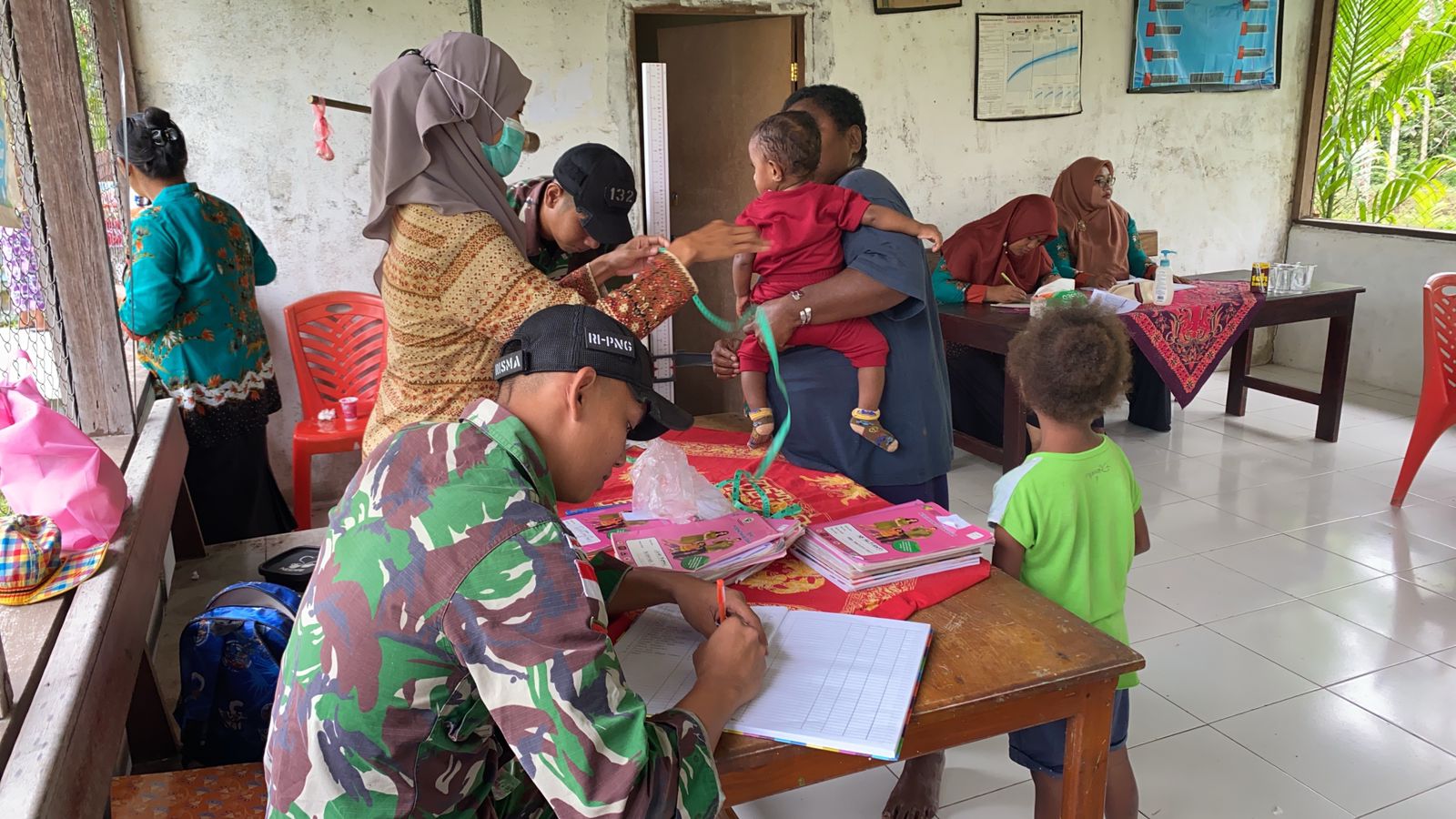 Bersama Puskesmas Arso Kota Satgas Pamtas Yonif 132/BS Sosialisasi Pencegahan Stunting Kepada Masyarakat Papua