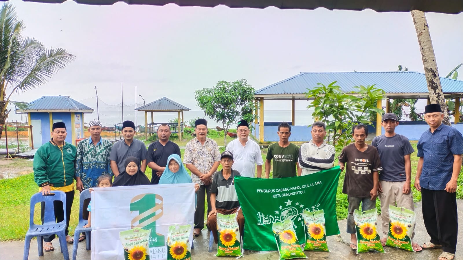 Ketua PCNU Kota GunungsitoliÂ  Rusudin Zalukhu Serahkan bantuan kepada warga Nahdiyin Alami Musibah Angin Puting Beliung