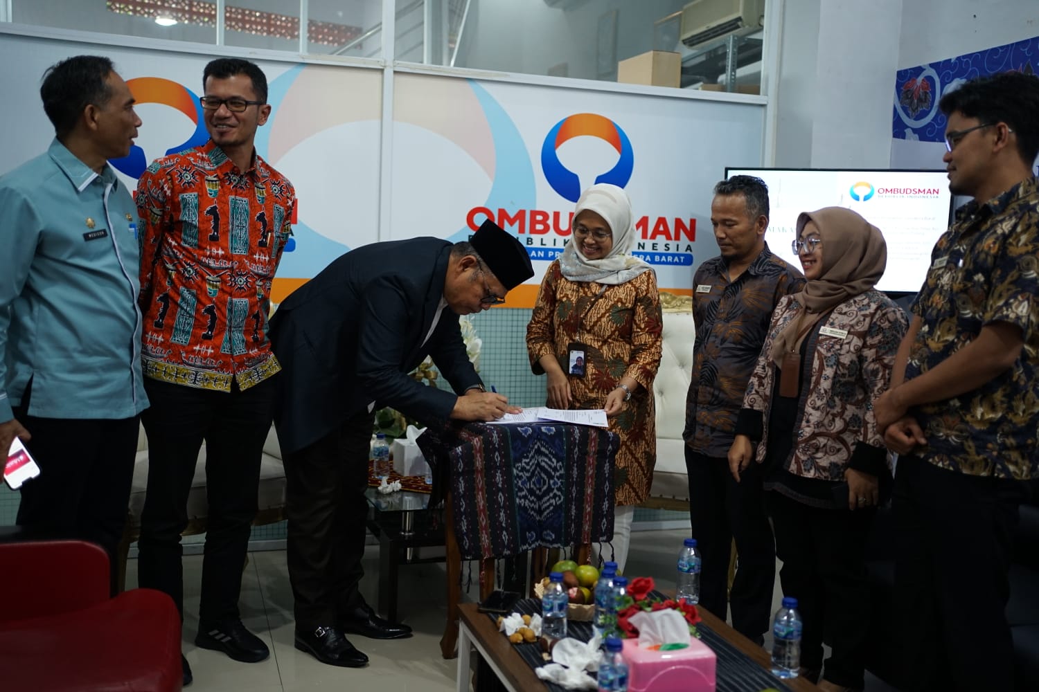Bupati Solok Capt.H.Epyardi Asda, M.Mar Menerima penghargaan dari Ombudsman RI