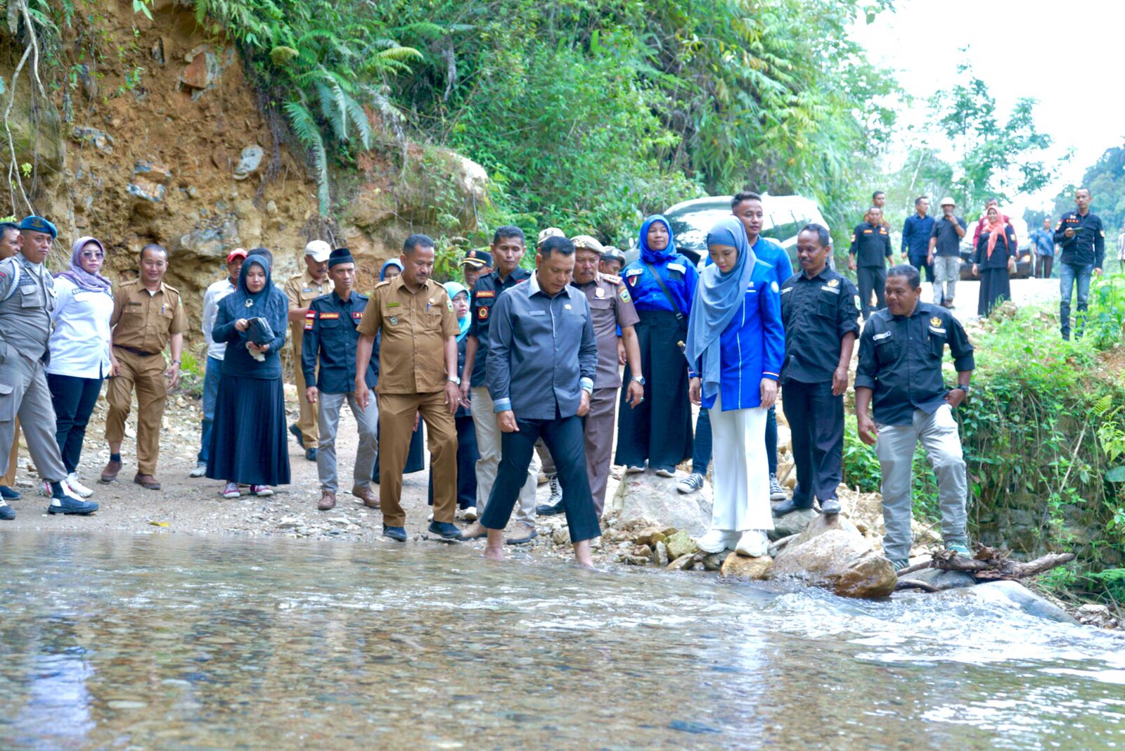 BUPATI SOLOK MINTA ANGGOTA KOMISI V DPR RI ATHARI UNTUKÂ  MENJADIKAN NAGARI GARABAK DATA TIDAK TERISOLIR LAGI.