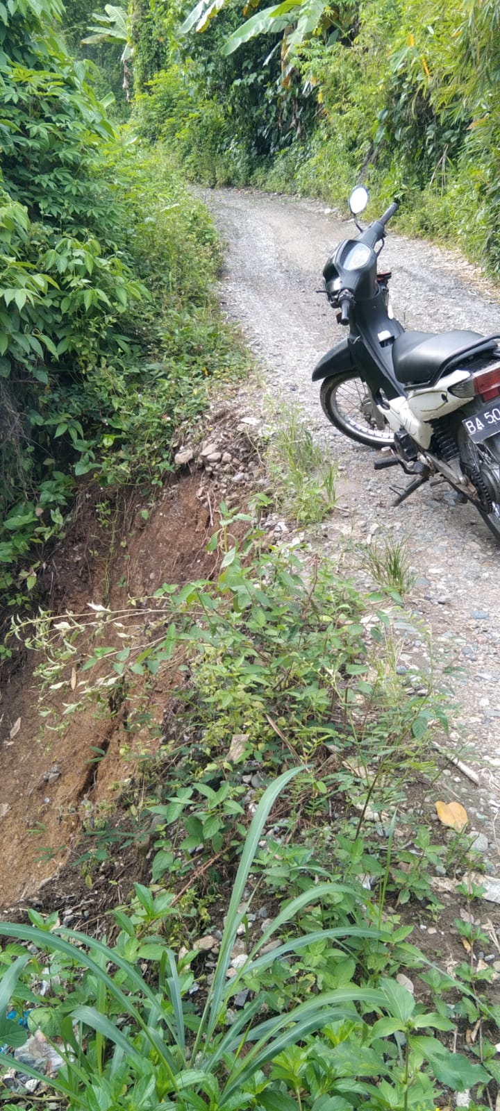 Rusak Parah Lebih 20 Tahun, Jalan Lintas Tambangan-Panjaringan Terancam Putus