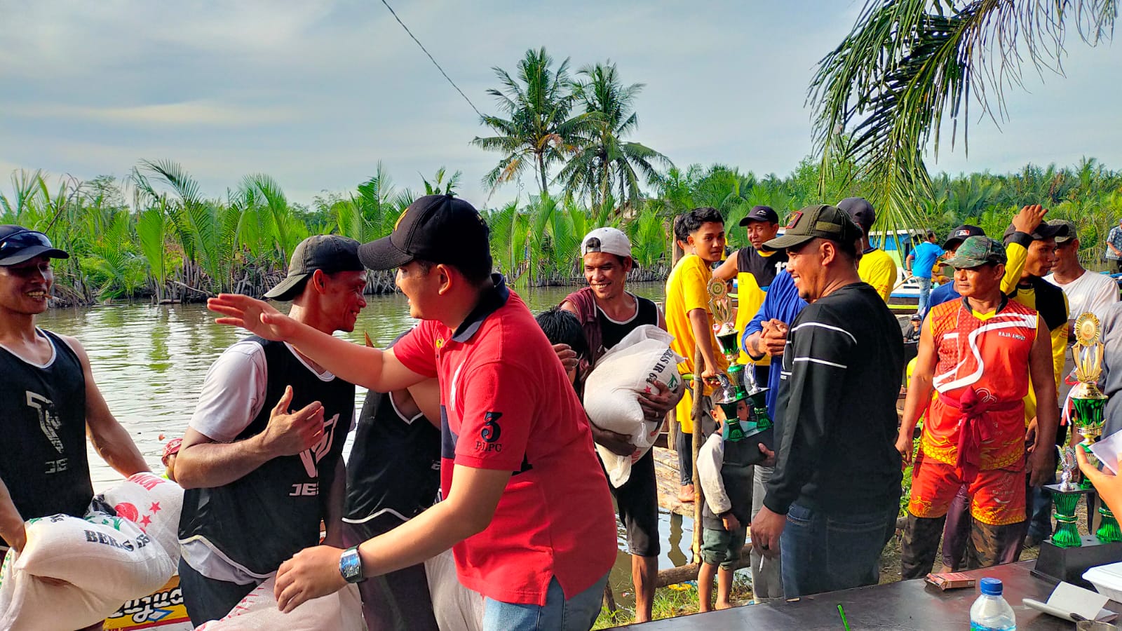 CAMAT LABUHAN DELI MEMBUKA LOMBA DAYUNG SAMPAN KARANG GADING