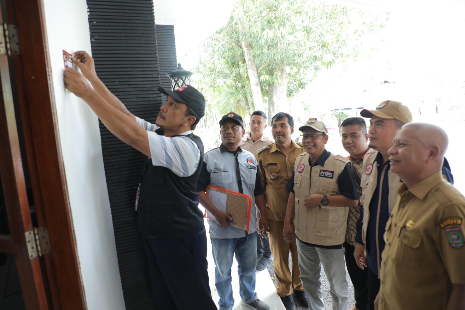 PPS Kelurahan Mekar Baru Lakukan Pendataan Pemilih Kepada Bupati Asahan