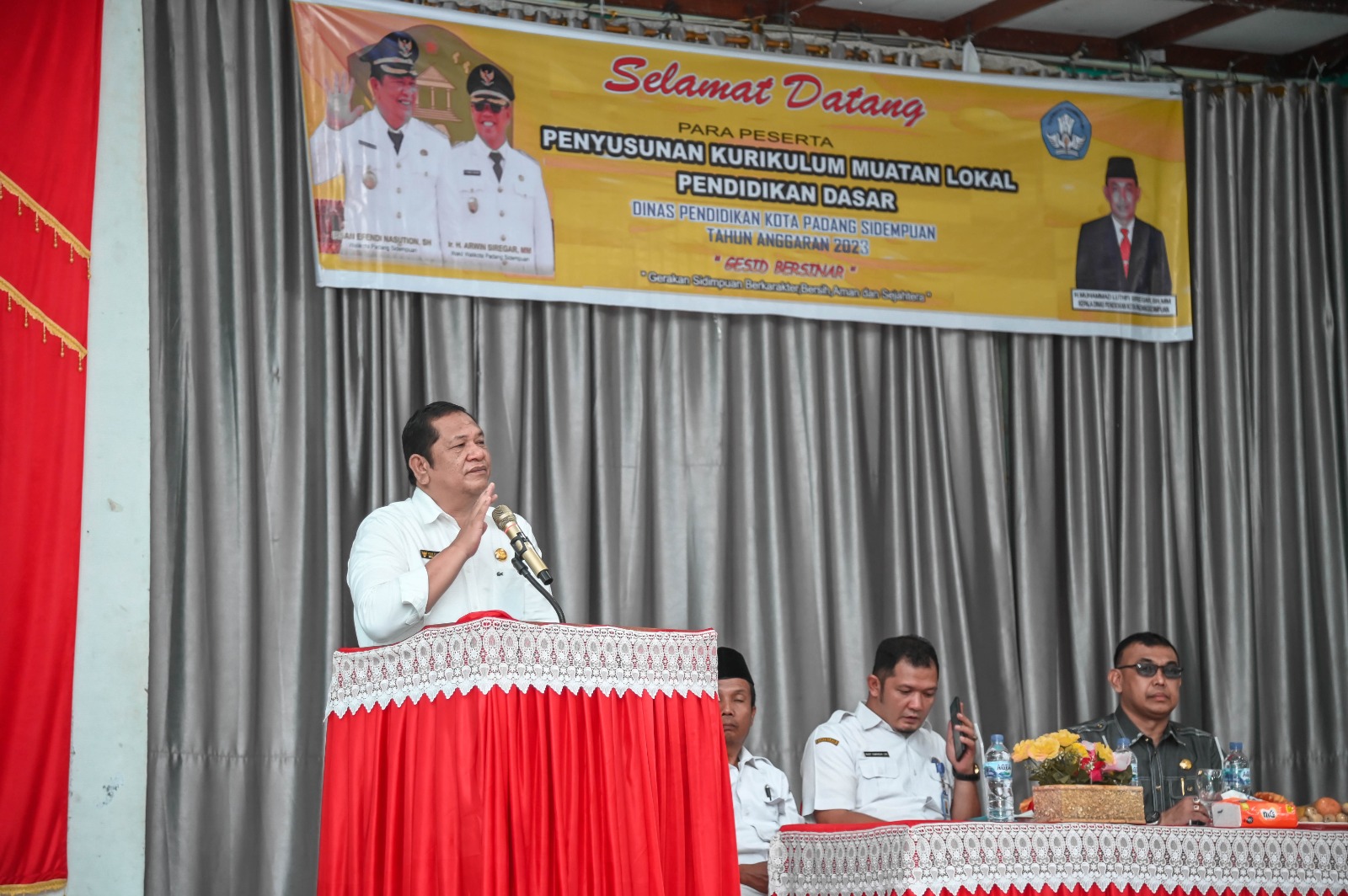 Walikota Irsan Efendi Nasution Membuka Acara Penyusunan Kurikulum Muatan Lokal Pendidikan Dasar