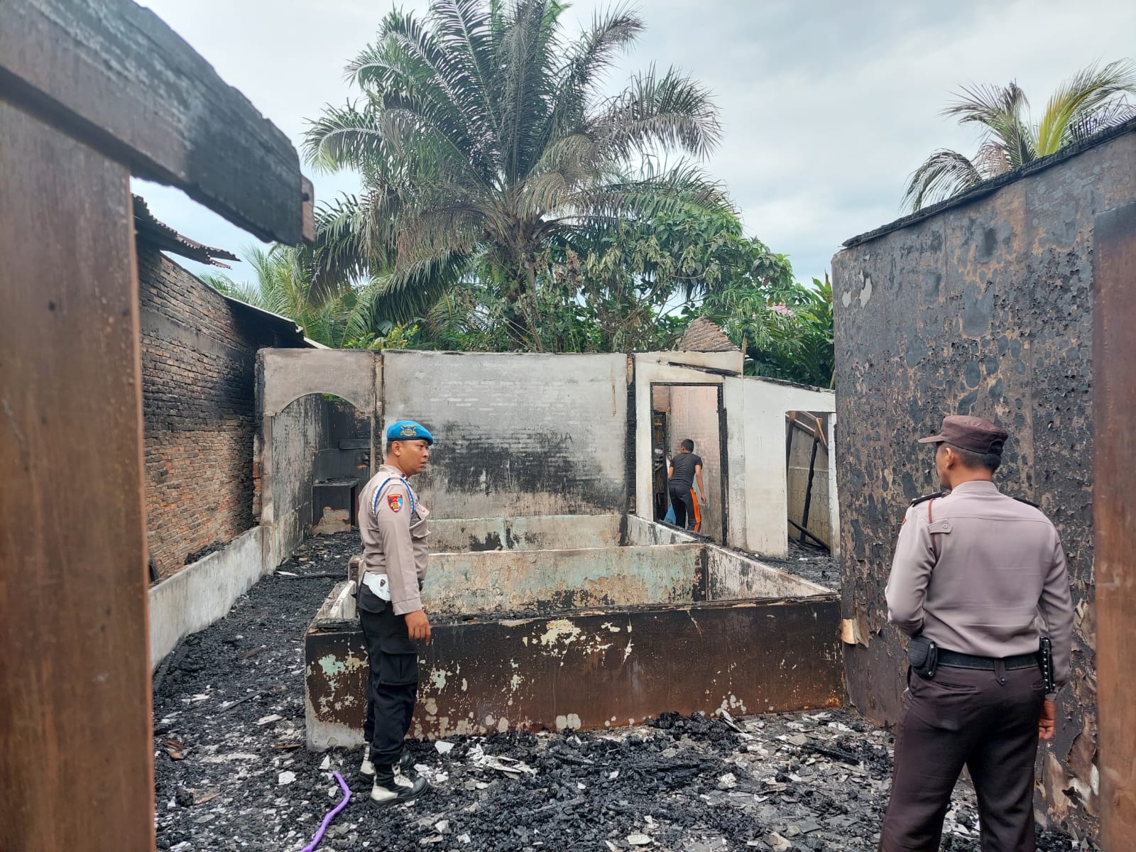 2 Unit Rumah Di Gang Solihin Kisaran Terbakar