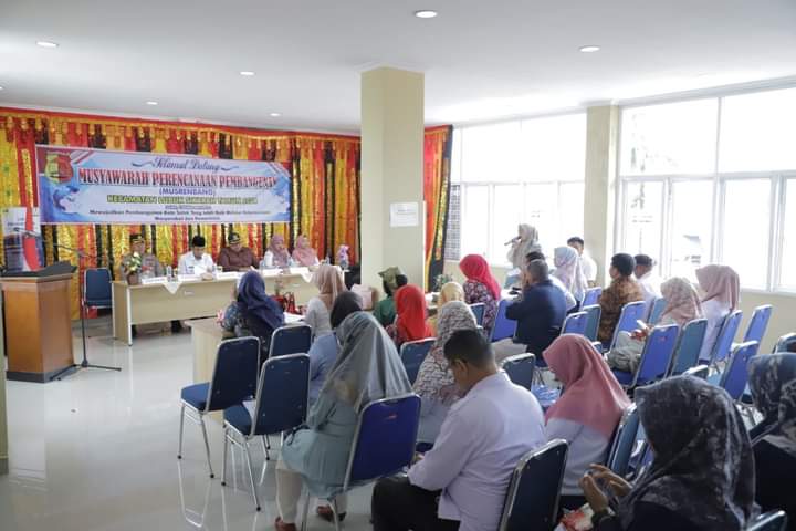 Wakil Walikota Solok Ramadhani Kirana Putra Membuka Musrenbang di Aula Kantor Camat Lubuk Sikarah