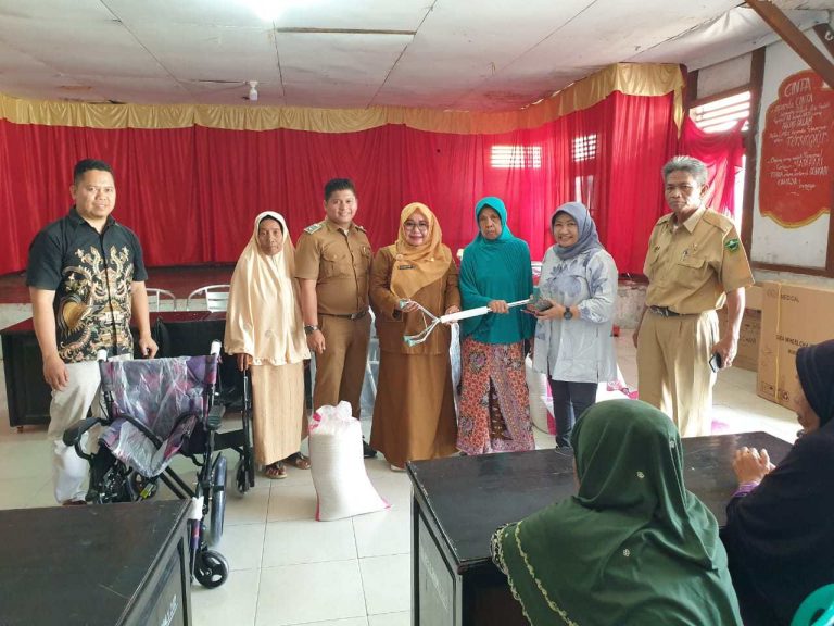 Kemensos RI Serahkan 253 paket bantuan untuk Penyandang Masalah Kesejahteraan Sosial (PMKS) di Kantor Wali Nagari Singkarak