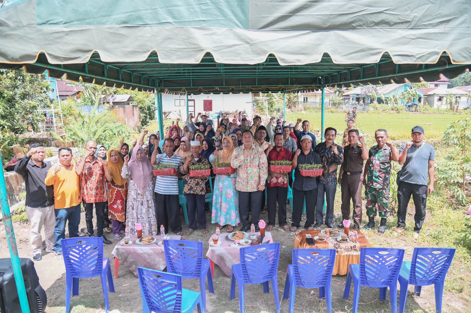 Walikota Irsan Efendi Nasution Serahkan Bibit Cabe kepada Kelompok Tani