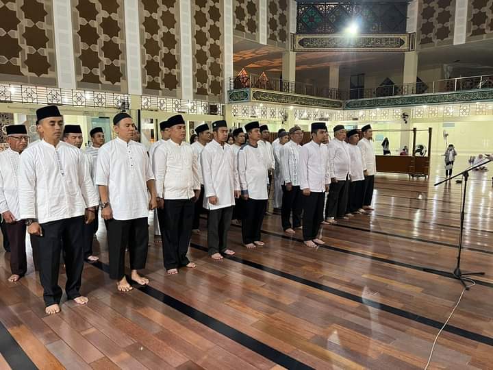 Walikota Solok H Zulelfian Umar mengukuhkan KetumÂ  dan pengurus Badan Pengelola Masjid Agung Al MuhsininÂ 
