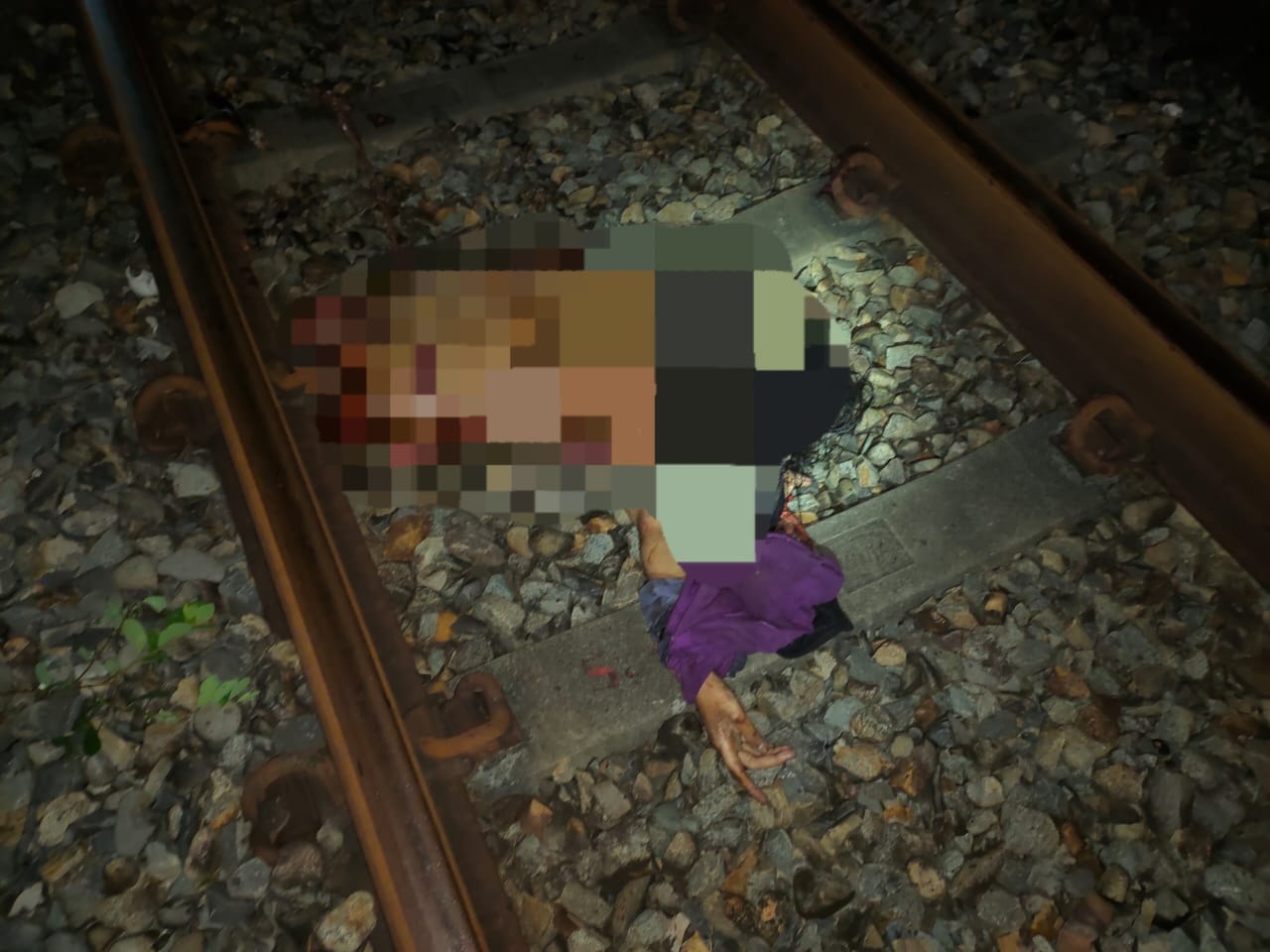 Sigap, Polisi Evakuasi Korban Tertabrak Kereta Api di Air Joman