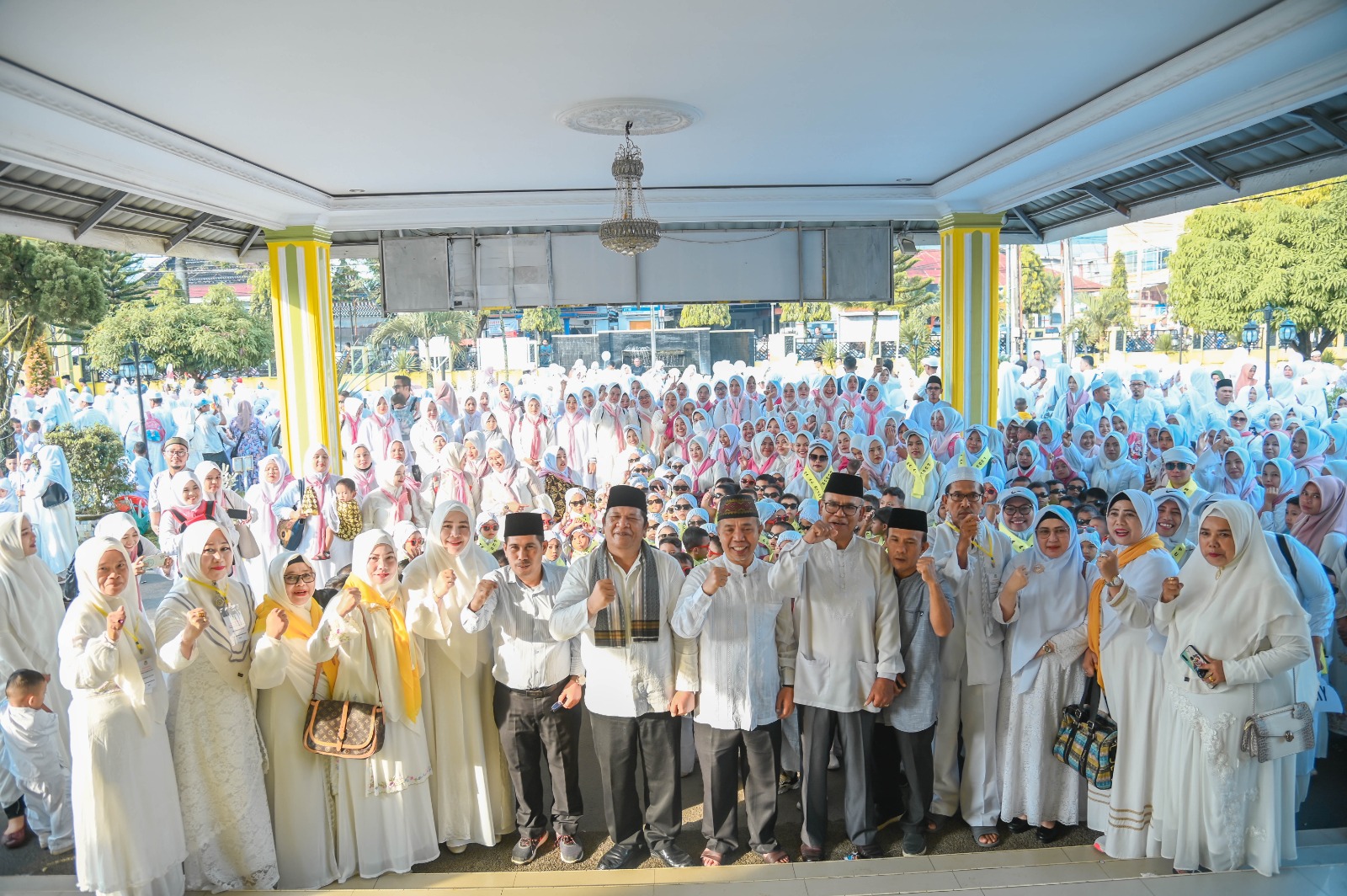 Walikota Padang Sidempuan Irsan Efendi Nasution MelepasÂ  rombongan Manasik Haji RA