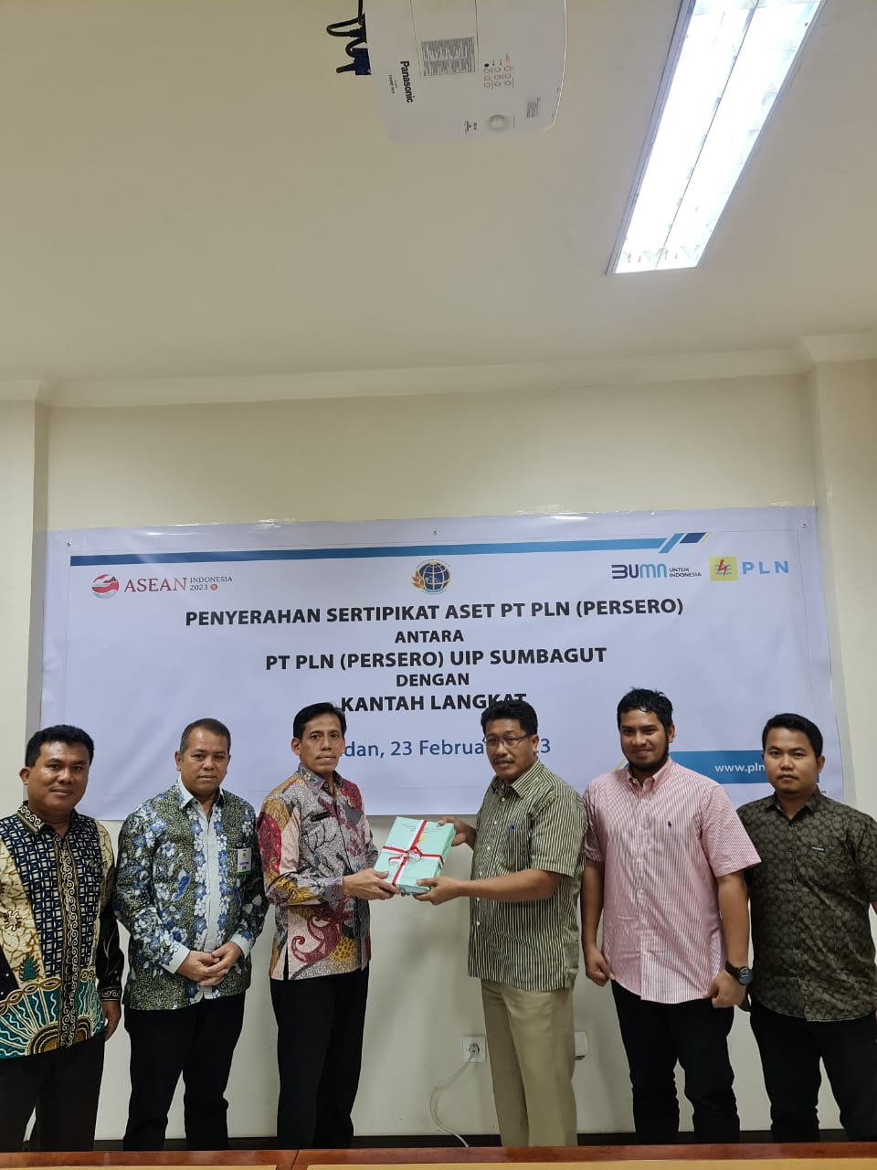 PLN UIP Sumbagut Kembali Terima 55 Sertipikat Aset dari Kantah Langkat