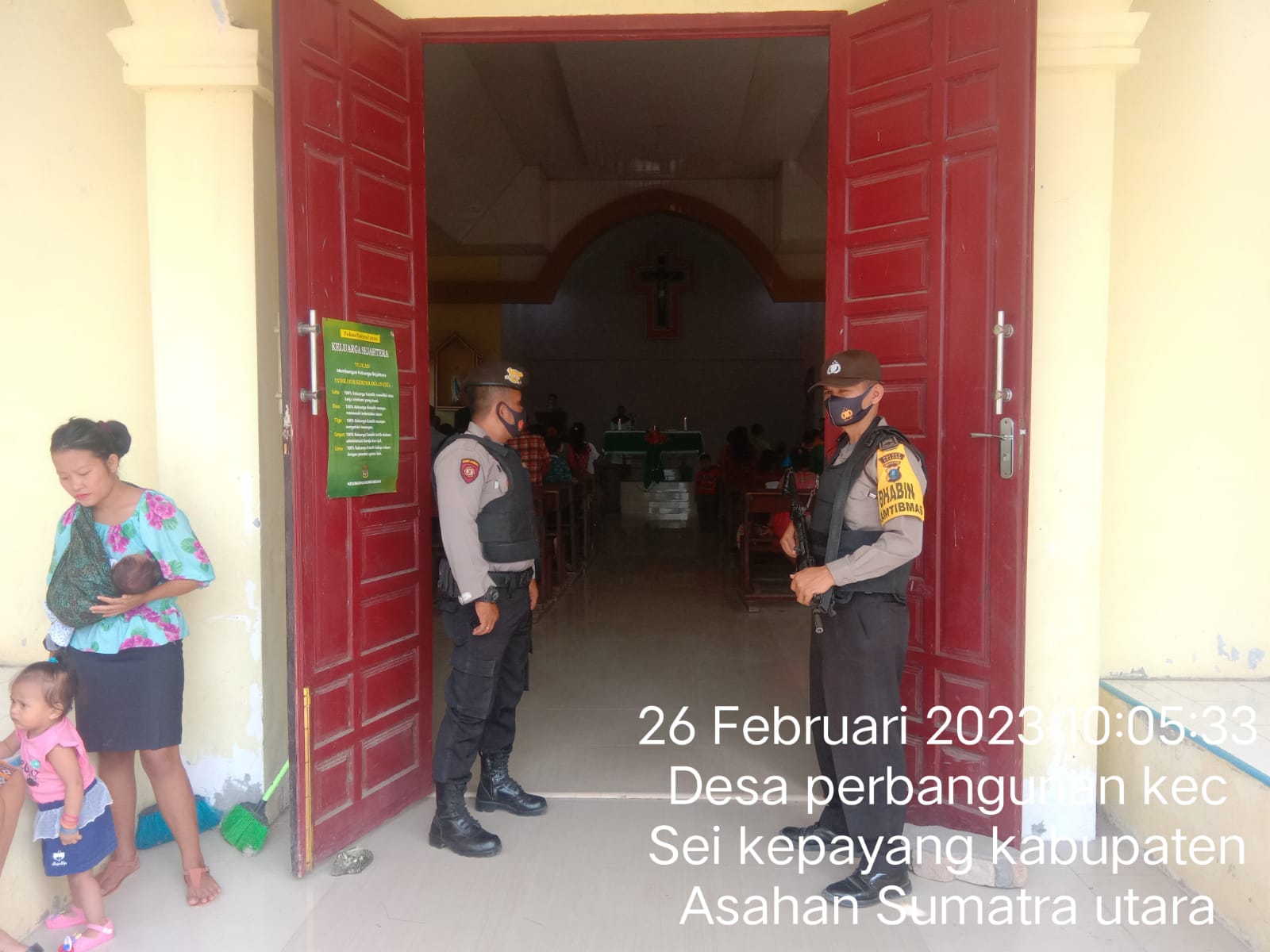 Berikan Rasa Aman Beribadah, Personel Polsek Sei Kepayang Monitoring Gereja