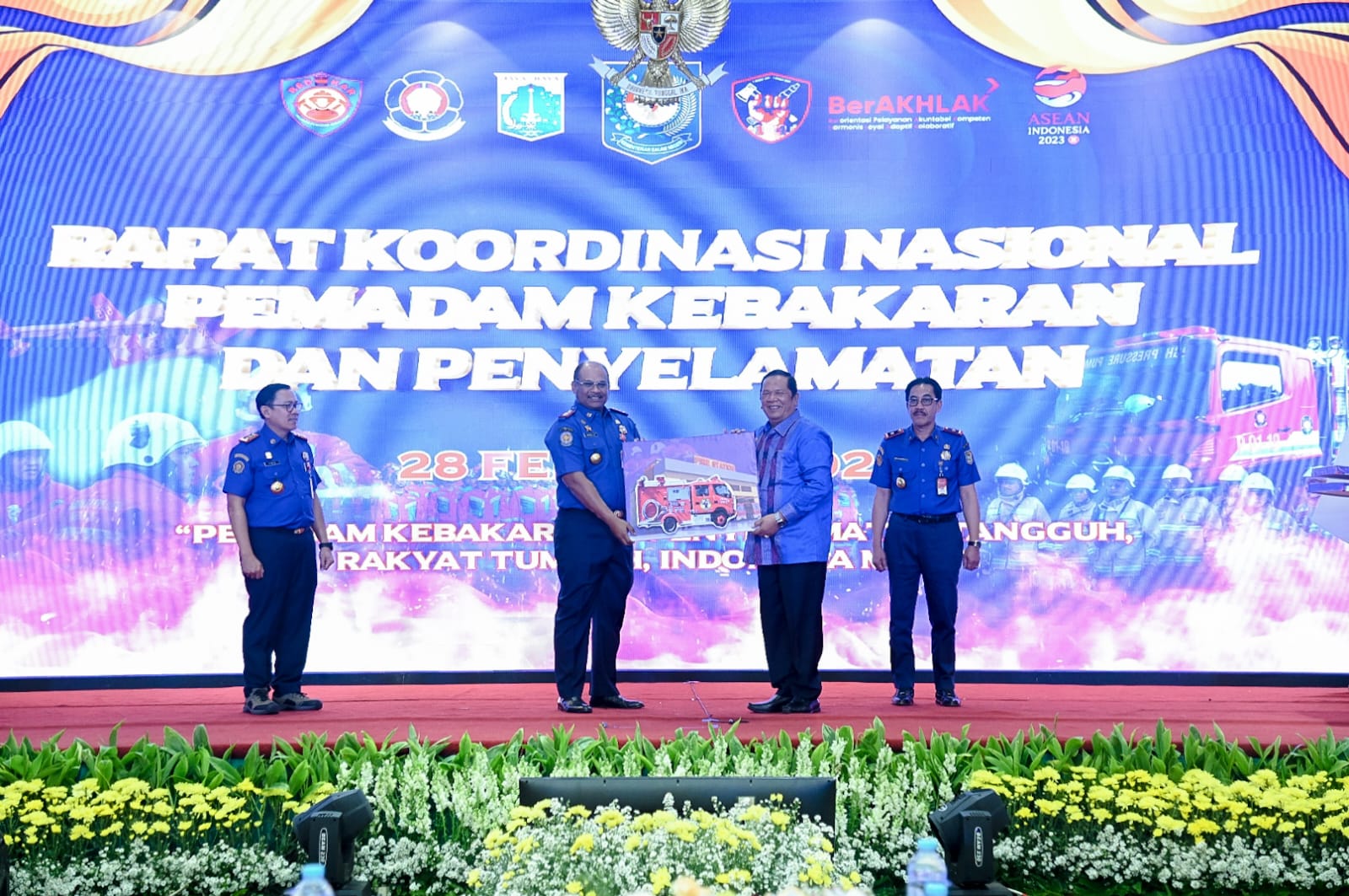 Luar Biasa, Walikota Padang Sidempuan Irsan Efendi Nasution Menerima 3 Unit Damkar dan 1 Ambulance dari Kemendagri