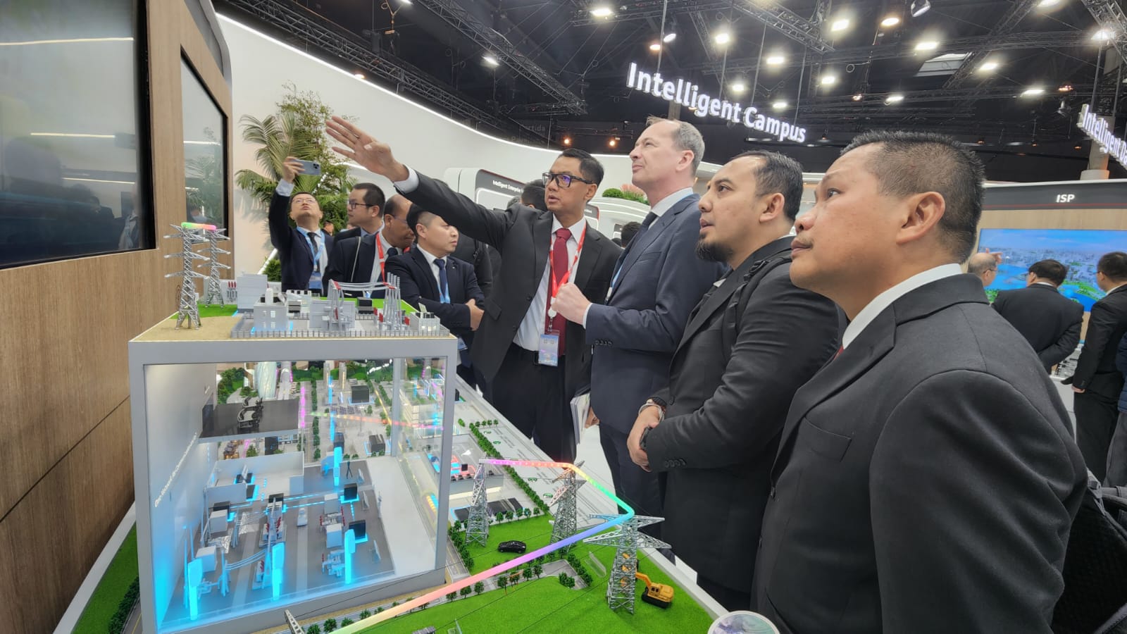 Dirut PLN di Barcelona Ajak Kekuatan Internasional Berkolaborasi dalam Transisi Energi