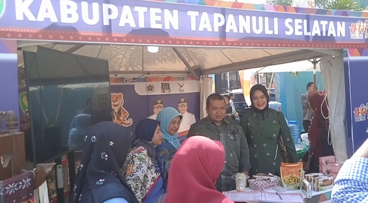 HPN 2023 Sumut Stand Tapsel Jadi Idola Warga, Bupati Dolly Pasaribu Jadi Sasaran Selfie