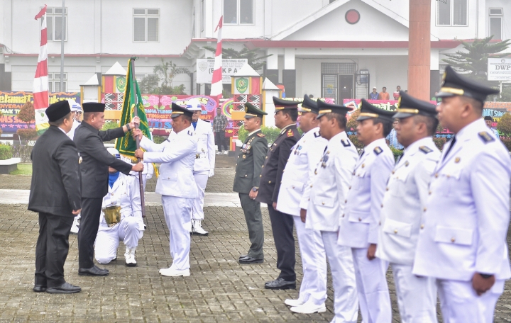 Gubernur Edy Rahmayadi Serahkan Tunggul Kecamatan Terbaik se-Sumut TA 2022 di Sipirok, Ingatkan Bupati tentang Penghargaan sebagai Motivasi dan Evaluasi