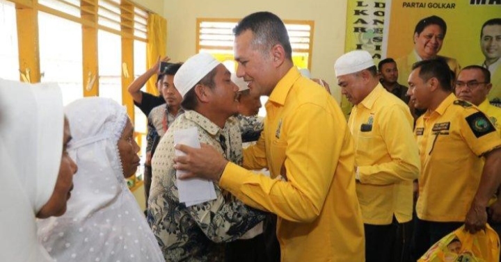 Musa Rajekshah Bagikan Zakat Ke Ratusan Bilal Mayit Di Kantor DPD Golkar Madina 