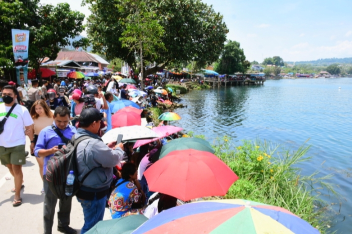 Pengunjung F1H20 Danau Toba Membludak, Pedagang Bersyukur Dagangan Laku