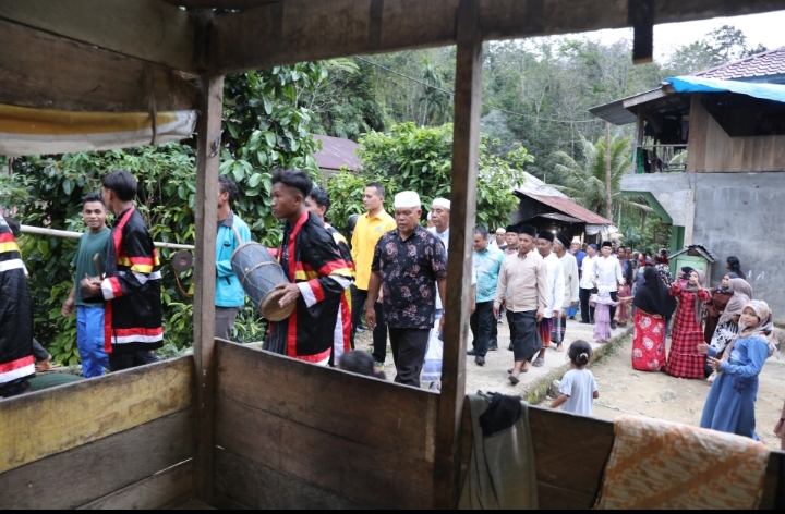 Penuh Haru, Ijeck Teteskan Air Mata Kunjungi Masjid Al-Musannif di Aek Marian