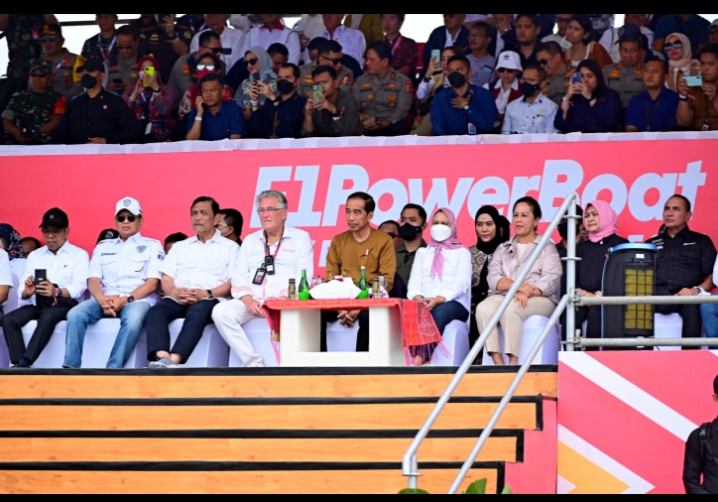 Keseruan F1H20 Danau Toba Dirasakan Jokowi dan Masyarakat, Puluhan Ribu Orang Tumpah di Balige