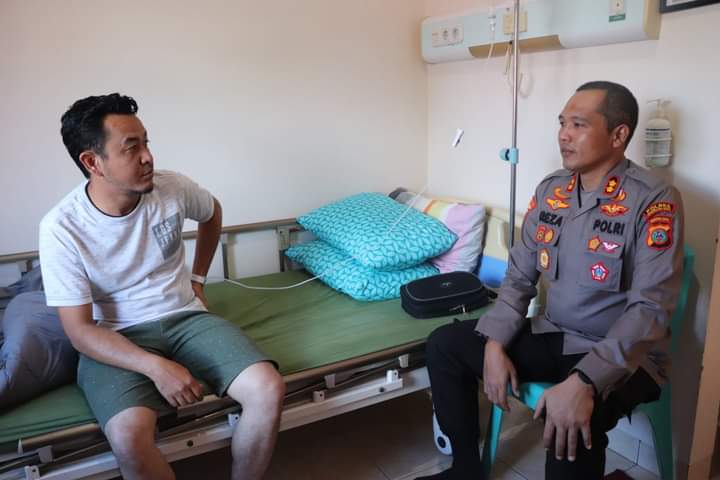 Kepedulian Kapolres Madina saat Jenguk Anggota Yang Sakit di RSU Permata Madina